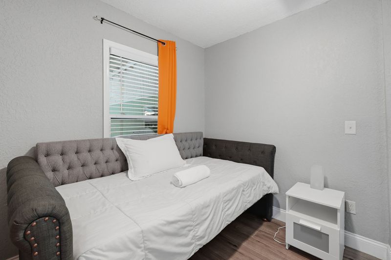 Second bedroom with daybed